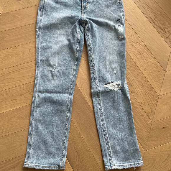 New with tags - Gap “girlfriend” jeans (Size 30) - Picture 2 of 4